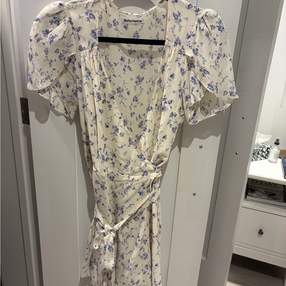 Reformation Ellwood Dress in white/blue floral - Picture 3 of 5